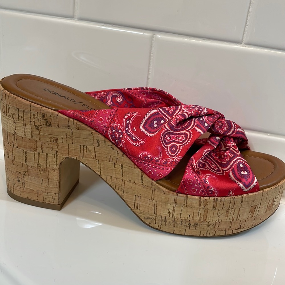 Donald J  PLiner Cork Wedge Hot pink bandana print. EUC SZ 8